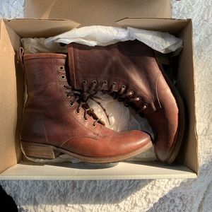 FRYE Carson Lug Lace up